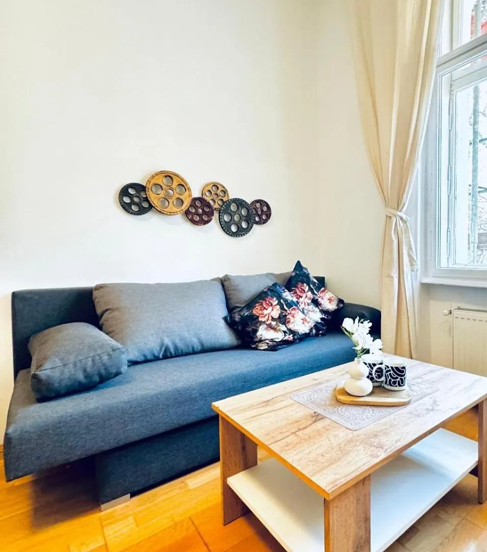 Lovely 2Br Apartment For 5People, Only 17 Minute Walk To Schoenbrunn Vienna